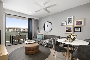 Executive Apartment, 1 Bedroom | Ruang tamu | 49 inci televisyen skrin rata dengan satelit, TV, Netflix