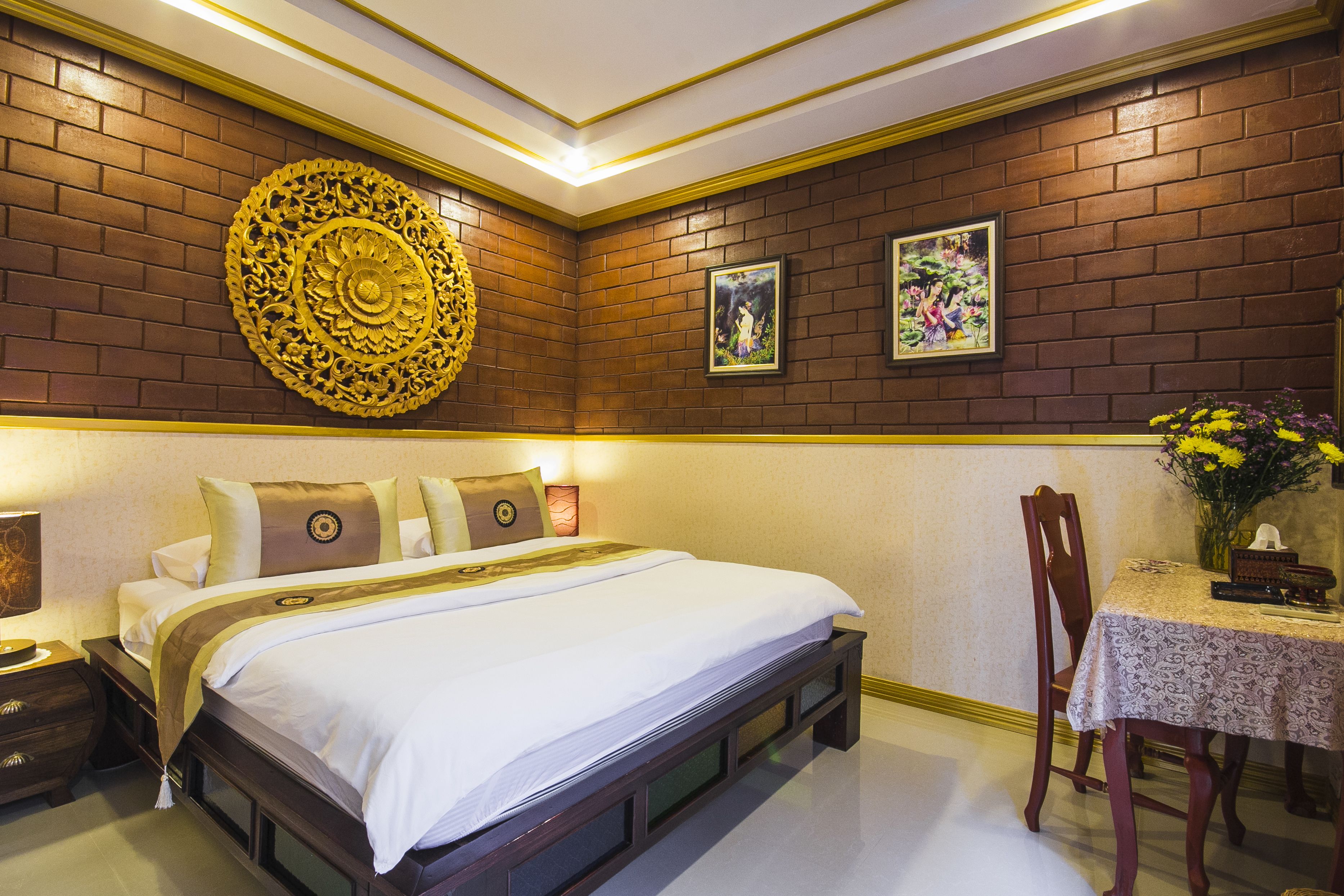 vip room | hypo-allergenic bedding, desk, blackout curtains, free wifi