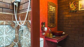 Vip Room | Baño | Regadera, amenidades de baño gratuitas, pantuflas, bidet