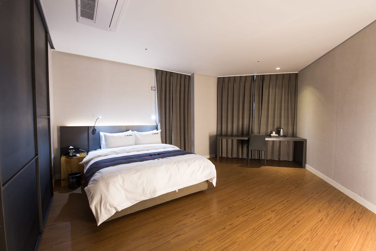 Standard Room | Desk, blackout drapes, soundproofing, free WiFi