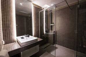 Standard Room | Bathroom | Shower, free toiletries, hair dryer, slippers - Daesungkwan Hotel (Busan)