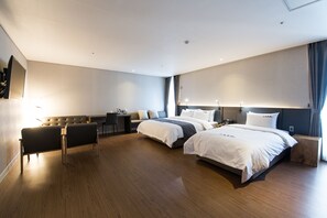 Escritorio, cortinas blackout, sistema de insonorización y wifi gratis 