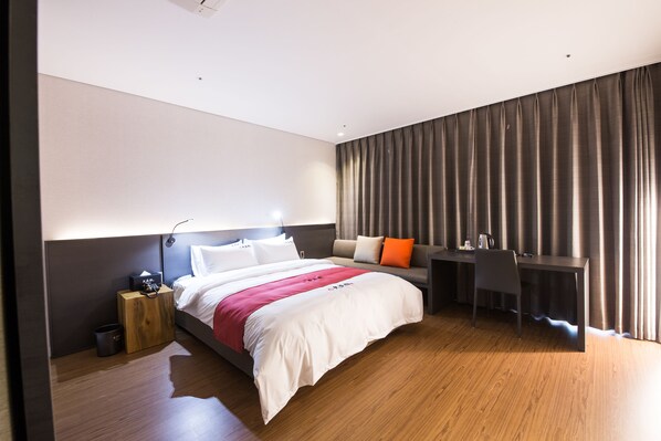 Escritorio, cortinas blackout, sistema de insonorización y wifi gratis 