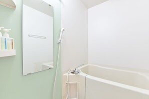 Combined shower/bathtub, free toiletries, hair dryer, electronic bidet - City Hotel Seiunso (Sakai)