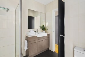 Casa, 3 habitaciones, 2 baños | Baño | Tina y regadera independientes y amenidades de baño gratuitas 