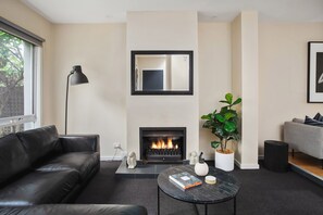 3 Bedroom 2 Bathroom House | Living area | Smart TV, Netflix, DVD player, streaming services - BOUTIQUE STAYS - Roxys Place (Prahran)