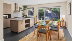 3 Bedroom 2 Bathroom House | In-room dining - BOUTIQUE STAYS - Roxys Place (Prahran)