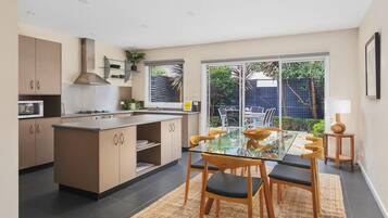 3 Bedroom 2 Bathroom House | In-room dining