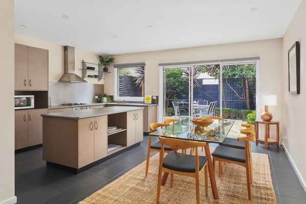 3 Bedroom 2 Bathroom House | In-room dining