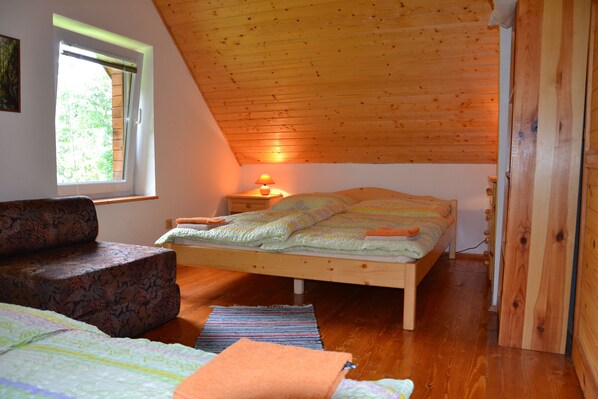 3 bedrooms, premium bedding, desk, soundproofing