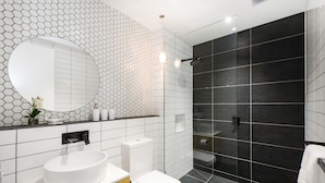 1 Bedroom Apartment | Bathroom