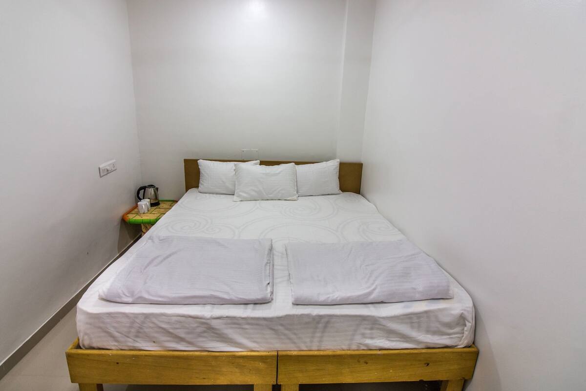 Quarto casal standard, 1 cama Queen | Wi-Fi de cortesia