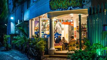 Vista frontal de la propiedad por la tarde o noche