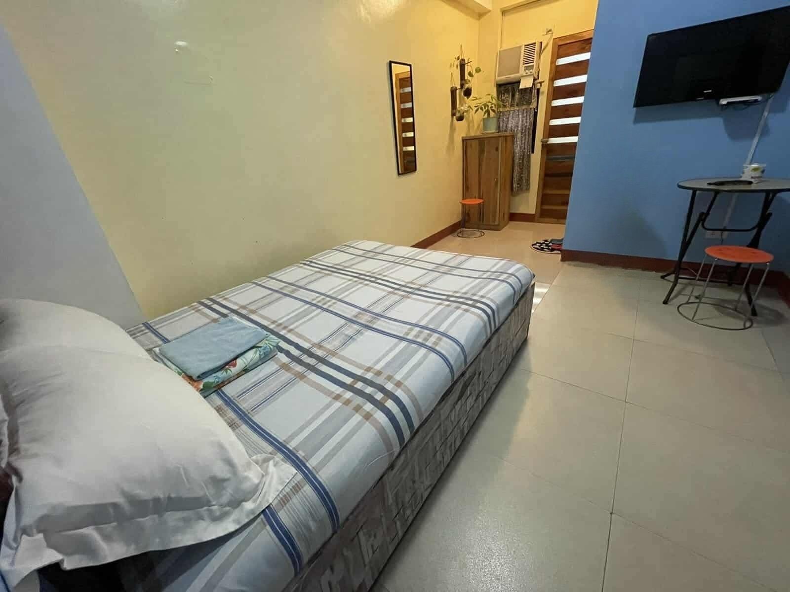 Basic Double Room, Private Bathroom | Desk, bed sheets