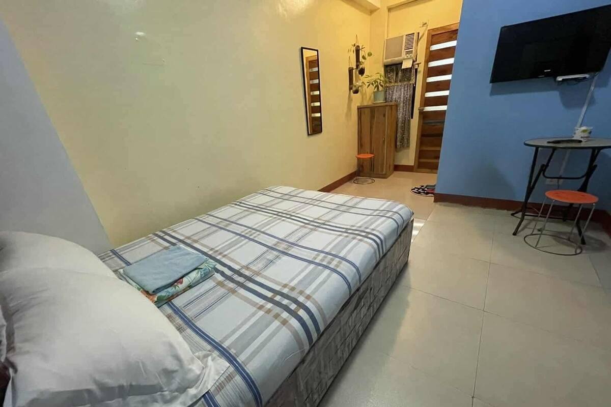 Basic Double Room, Private Bathroom | Desk, bed sheets