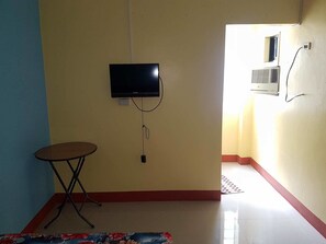 Escritorio y ropa de cama 