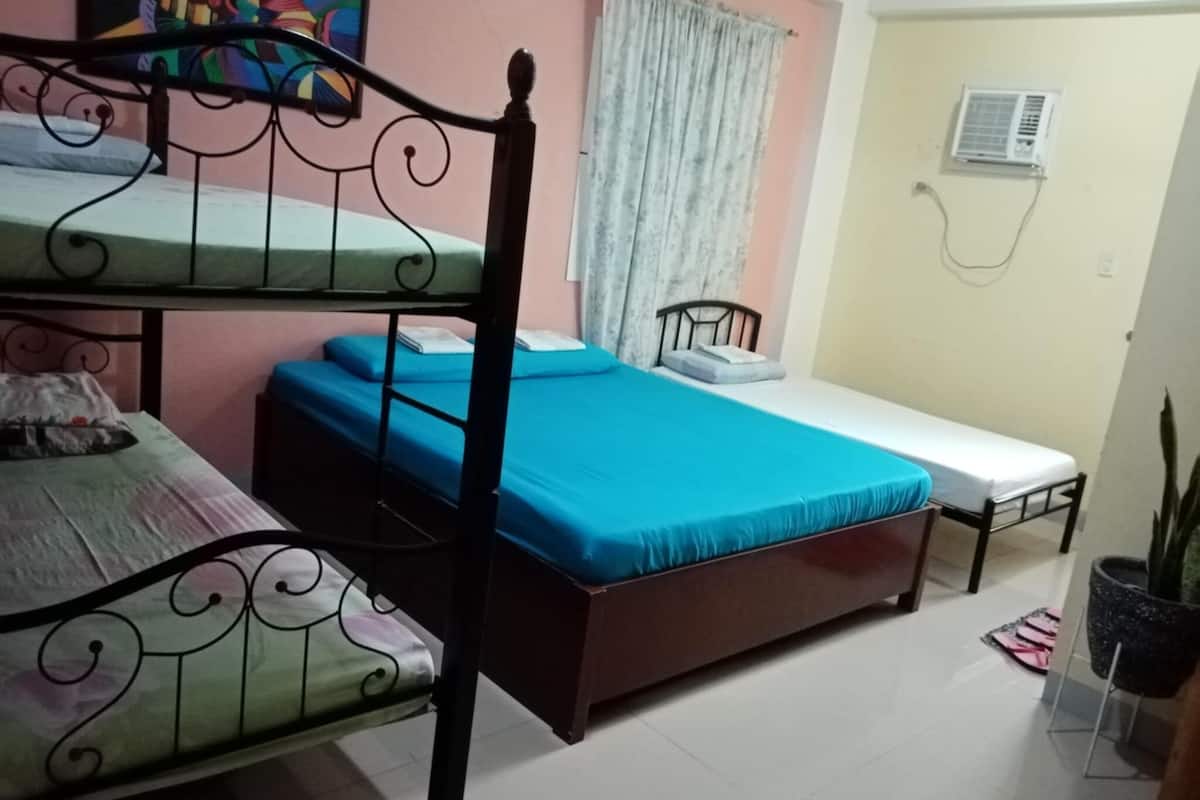 Family Room For 5 Persons, Non Smoking, Private Bathroom | 書桌、床單