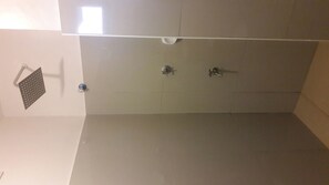 Habitación familiar, 2 camas matrimoniales, para no fumadores, vista a la montaña | Regadera en el baño