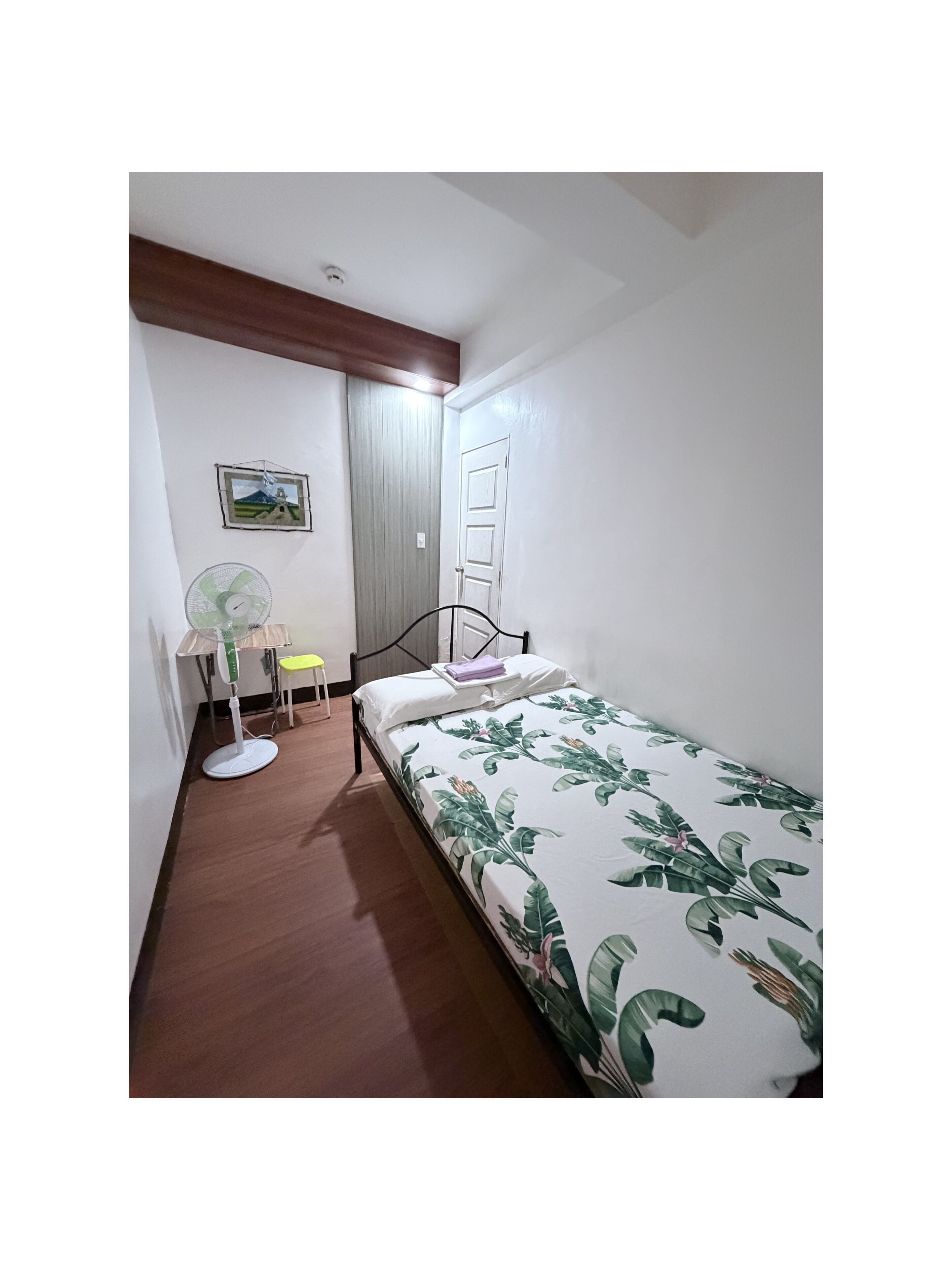 Standard Fan room | Desk, bed sheets