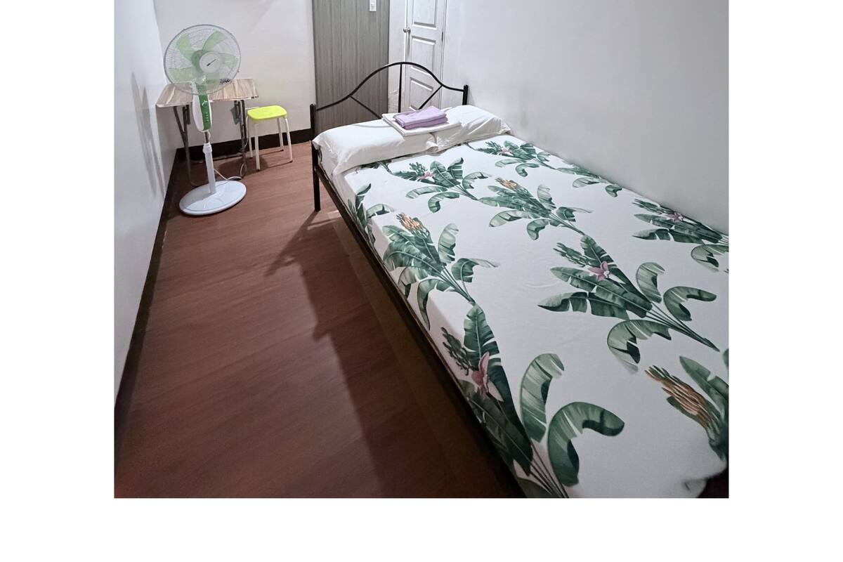 Standard Fan room | Desk, bed sheets
