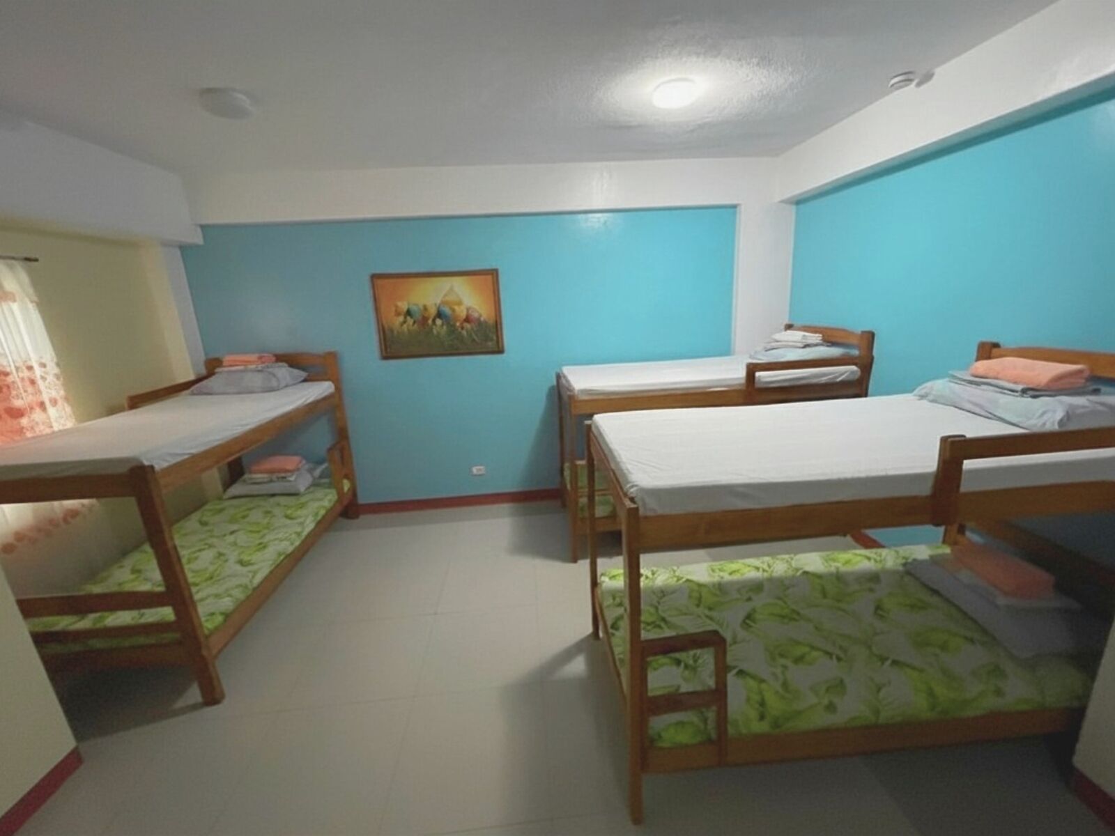 Family Room for 8 Persons, Non Smoking, Private Bathroom | Escritorio y ropa de cama