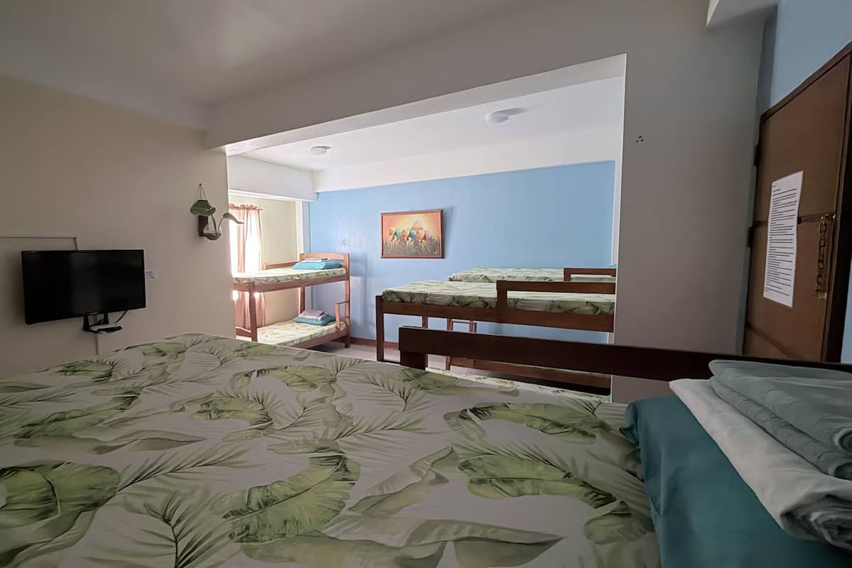 Family Room for 8 Persons, Non Smoking, Private Bathroom | 書桌、床單