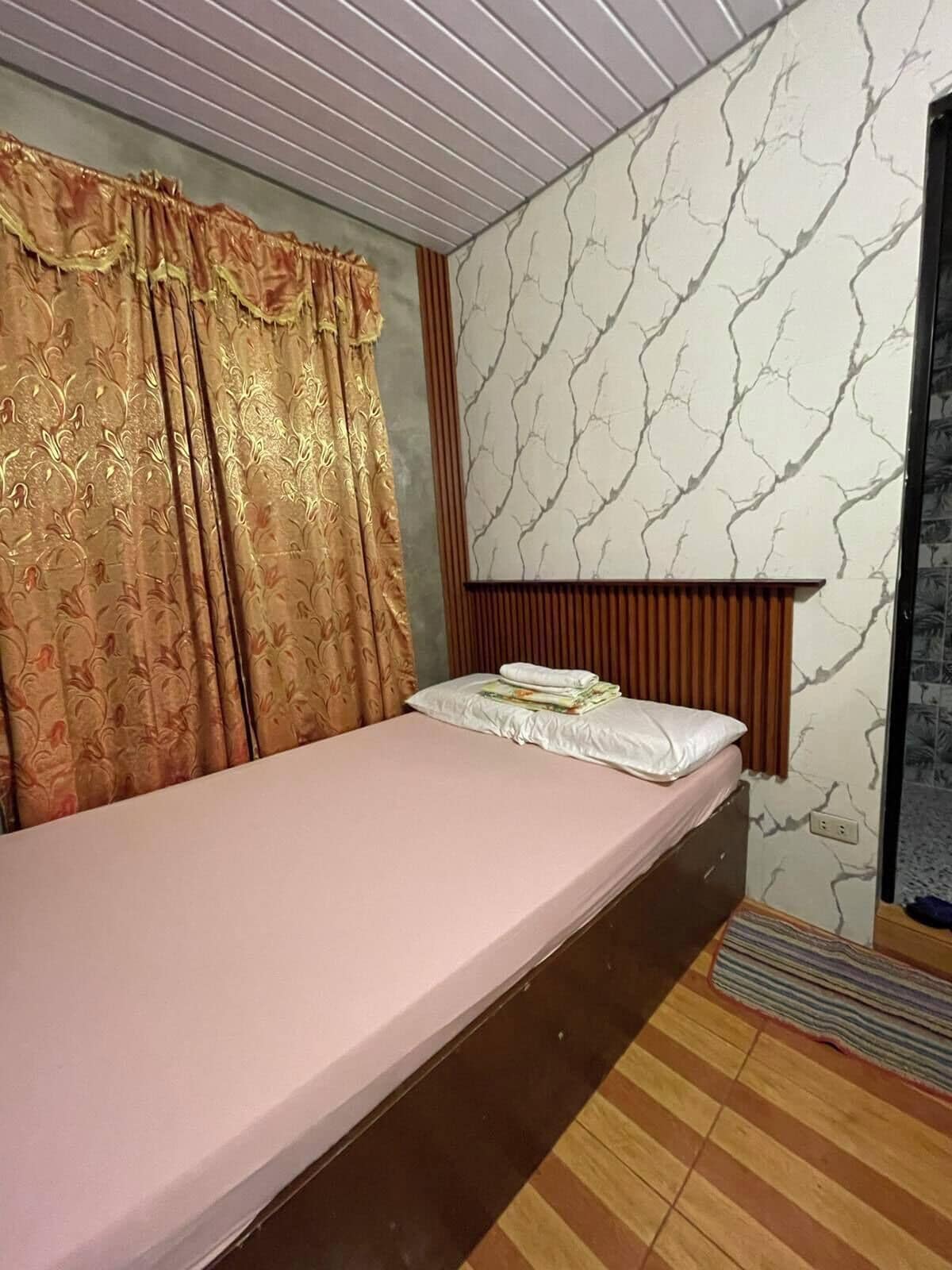 Standard Fan room | Desk, bed sheets