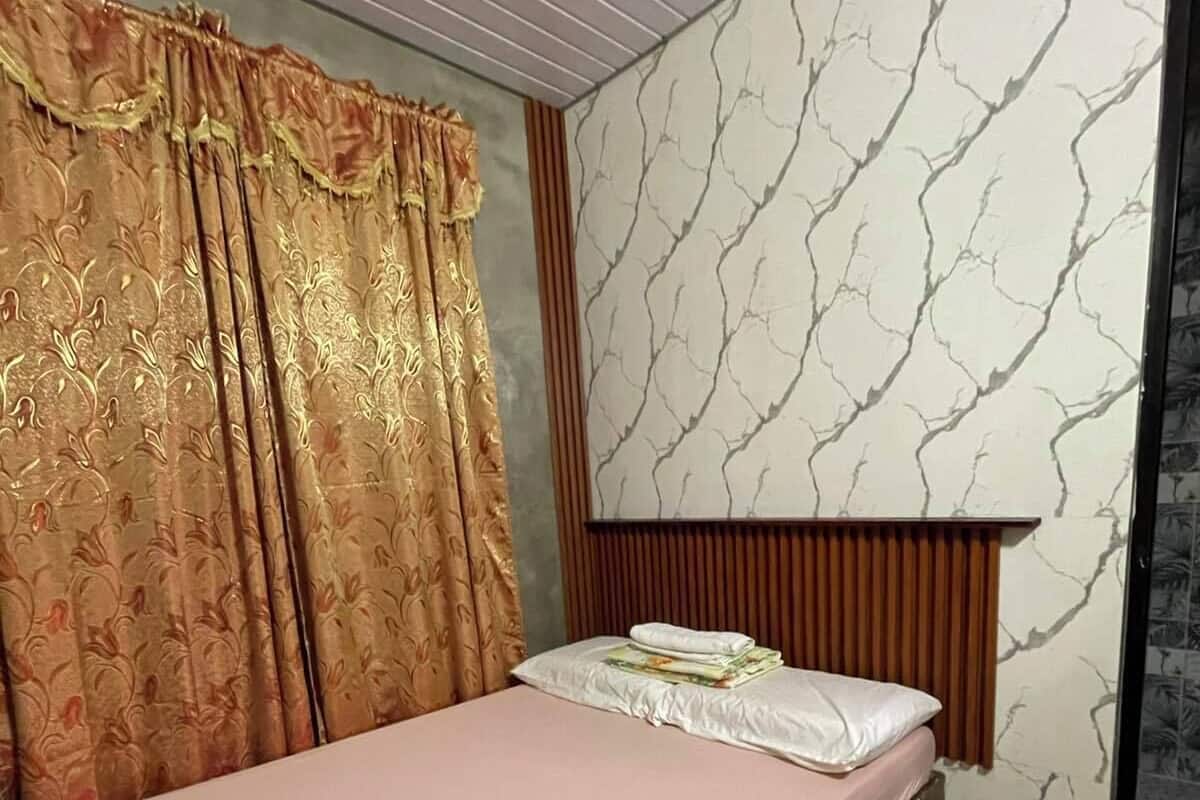 Standard Fan room | Desk, bed sheets