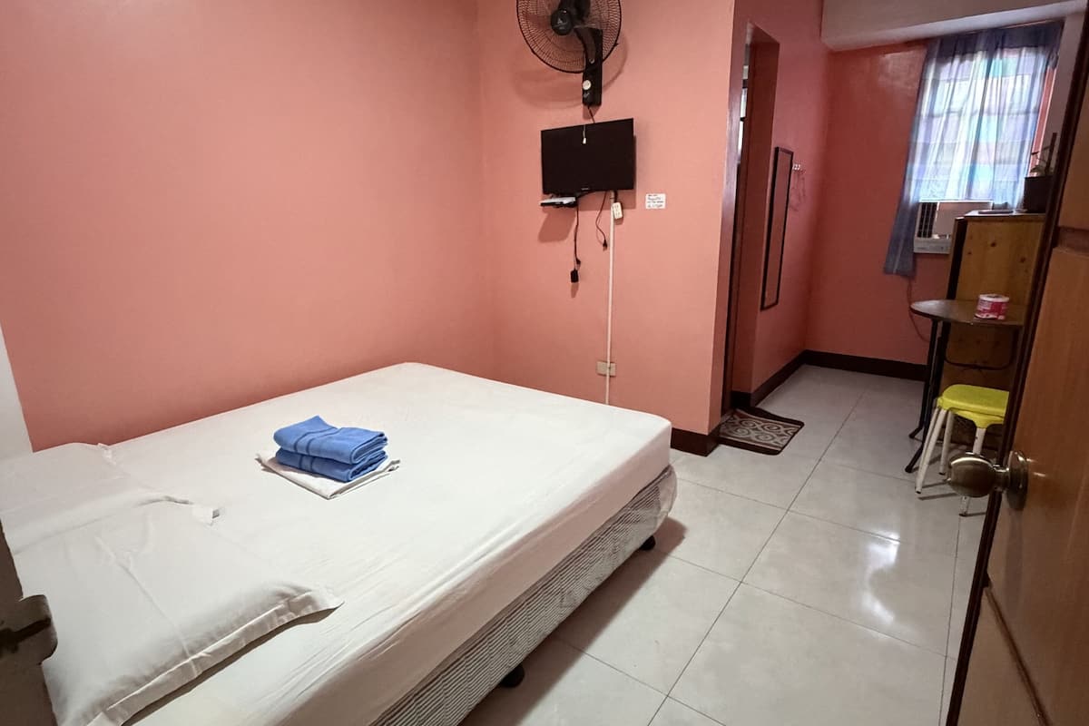 Basic Single Room, 1 Double Bed, Private Bathroom | Desk, bed sheets