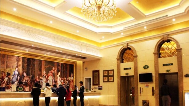 A lobby with a check-in counter, a large mural, a chandelier, and an elevator. - Vienna Hotel Xi'an Railway Station (Xi'an)