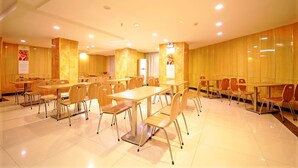 A spacious conference room with multiple tables and chairs, arranged in a U-shape. - Vienna Hotel Xi'an Railway Station (Xi'an)