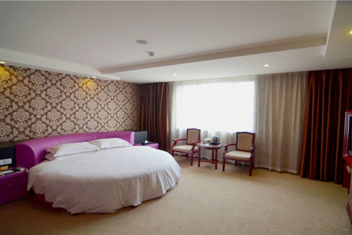 Round Bed Room | Living area