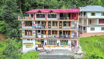 Vista frontal de la propiedad