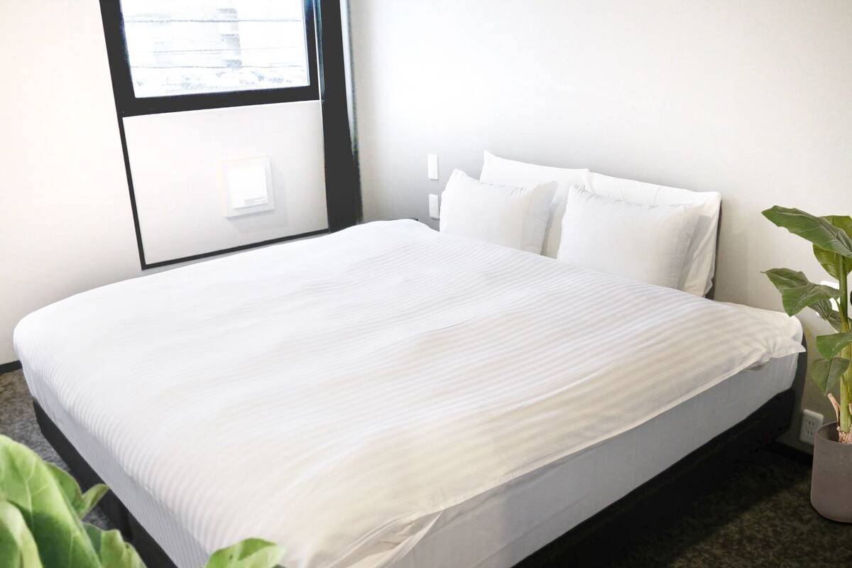 Iron/ironing board, free WiFi, bed sheets