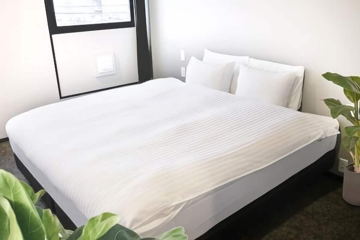 Tabla de planchar con plancha, wifi gratis, ropa de cama