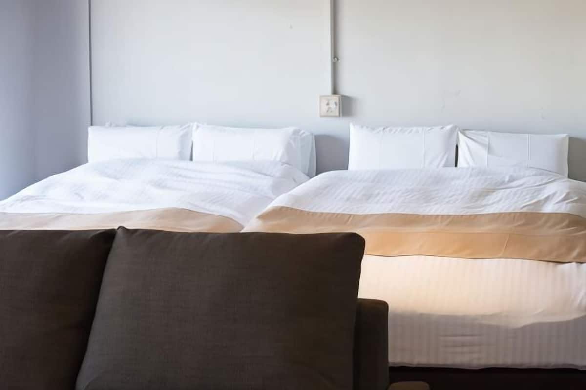 Tabla de planchar con plancha, wifi gratis, ropa de cama