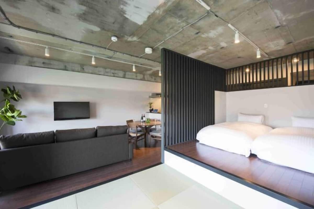 Tabla de planchar con plancha, wifi gratis, ropa de cama
