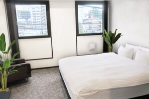 Tabla de planchar con plancha, wifi gratis y ropa de cama