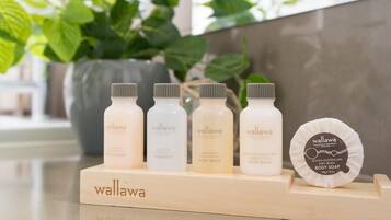 Separate tub and shower, deep soaking tub, free toiletries, hair dryer