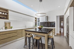 3 Bedroom House with 2 Living Areas and 2 Bathrooms | Private kitchen | Full-size fridge, microwave, oven, stovetop - BOUTIQUE STAYS - Victorian Vogue (Richmond)