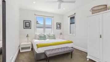 3 Bedroom House with 2 Living Areas and 2 Bathrooms | 3 bedrooms, iron/ironing board, free cots/infant beds, free WiFi