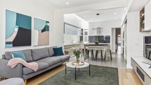 3 Bedroom House with 2 Living Areas and 2 Bathrooms | Interior - BOUTIQUE STAYS - Victorian Vogue (Richmond)