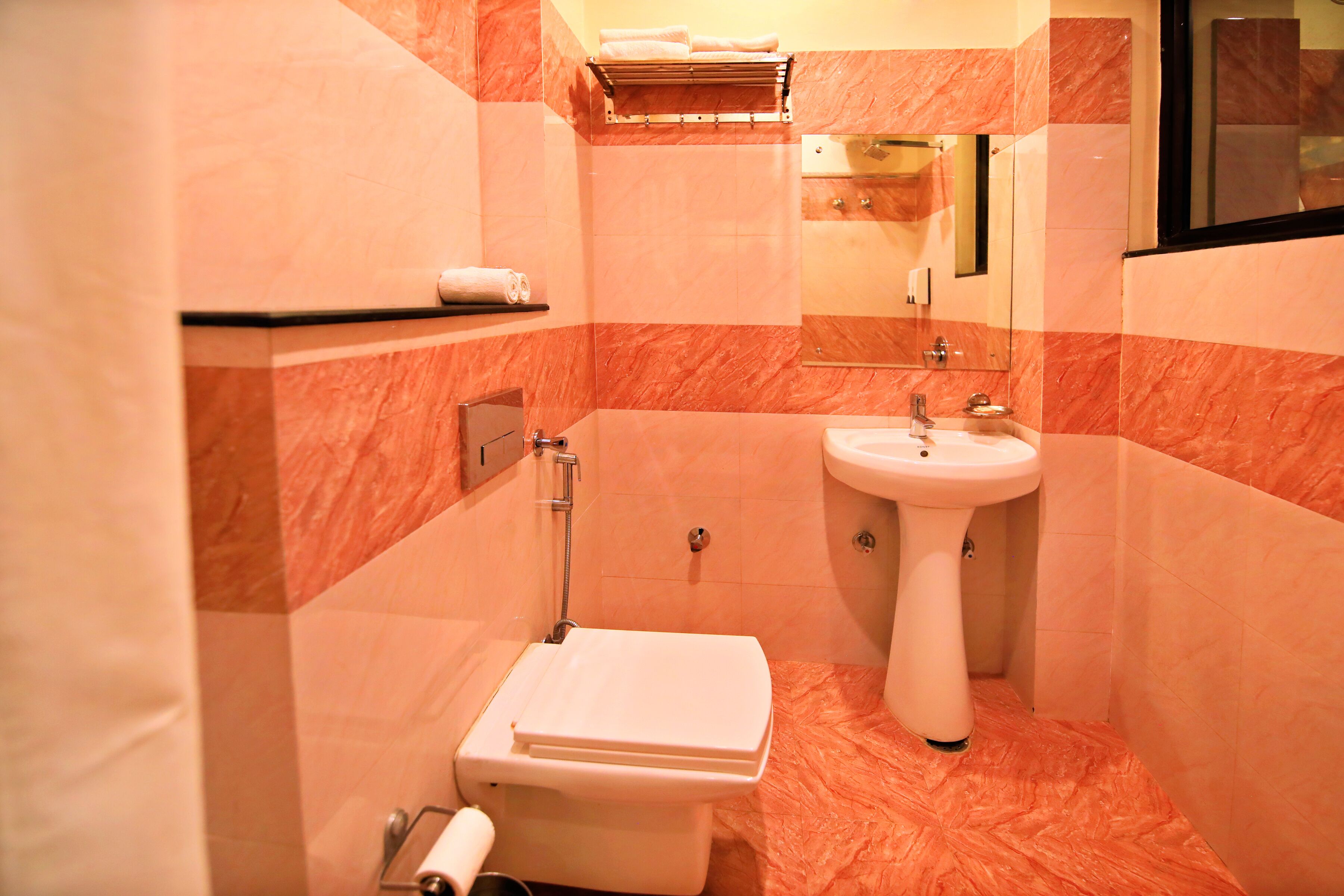 Chuveiro, produtos de toalete grátis, roupões de banho, toalhas de banho