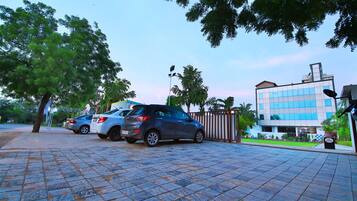 Majoituspaikan julkisivu illalla/yöllä