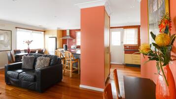 Talo, 3 makuuhuonetta | Oleskelualue | Plasmatelevisio, Netflix, DVD-soitin, suoratoistopalvelut