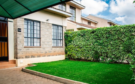 Garden. Karolinas Homestay Near JKIA