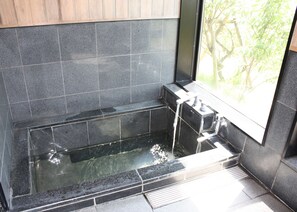 Rumah, 2 kamar tidur (Holiday) | Kamar mandi | Bathtub dan shower terpisah dan handuk