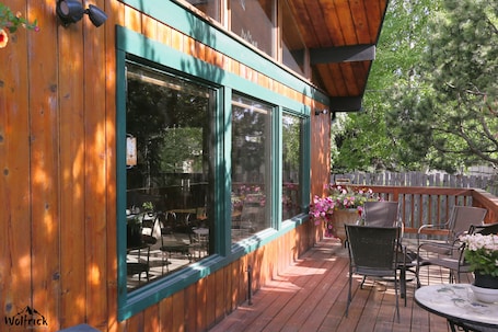 Porche. Jewel Lake Bed and Breakfast
