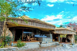 Sengetøy av topp kvalitet, minibar, safe på rommet og skrivebord