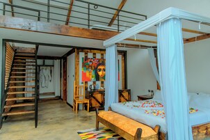 Habitación familiar | Ropa de cama de alta calidad, minibar, caja fuerte y escritorio